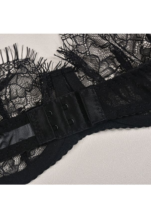 Intica - Zestaw bielizny z koronką elegancki i uwodzicielski Lefka. Kolor: biały. Materiał: koronka. Wzór: koronka