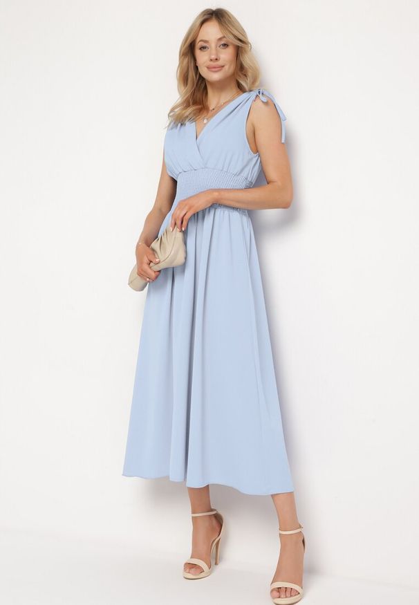 Born2be - Jasnoniebieska Sukienka z Kopertowym Dekoltem na Cienkich Ramiączkach Rozkloszowana Lantia. Okazja: na ślub cywilny, na co dzień, na wesele. Typ kołnierza: dekolt kopertowy. Kolor: niebieski. Materiał: jeans. Długość rękawa: na ramiączkach. Typ sukienki: kopertowe. Styl: casual, sportowy