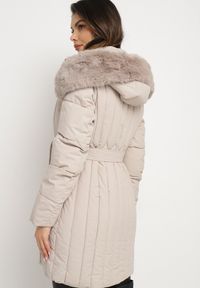 Born2be - Beżowa Kurtka z Pionowymi Pikowanymi Przeszyciami i Kapturem z Futrem Wiązana w Pasie Leoriya. Okazja: na co dzień. Kolor: beżowy. Materiał: futro. Styl: casual #3