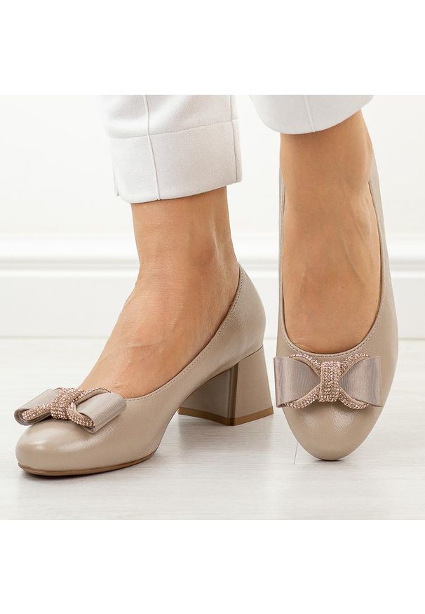 Beżowe czółenka damskie na obcasie M.Daszyński Sa281-7. Kolor: beżowy. Materiał: skóra. Szerokość cholewki: normalna. Wzór: aplikacja. Sezon: wiosna, jesień, lato. Obcas: na obcasie. Styl: elegancki, klasyczny, wizytowy. Wysokość obcasa: średni