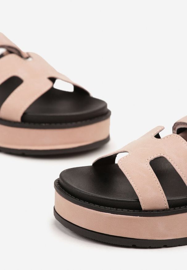 Born2be - Różowe Klapki na Grubej Podeszwie z Cholewką z Geometrycznymi Wycięciami Filandrea. Okazja: na co dzień. Kolor: różowy. Materiał: jeans. Wzór: geometria. Obcas: na płaskiej podeszwie. Styl: elegancki, casual