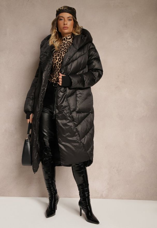 Renee - Czarna Pikowana Kurtka o Asymetrycznym Kroju z Kapturem Hedirani. Okazja: na co dzień. Typ kołnierza: kaptur. Kolor: czarny. Materiał: jeans. Styl: elegancki, casual
