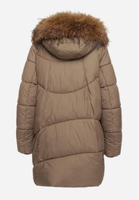 Born2be - Ciemnozielona Pikowana Kurtka z Kapturem z Odpinanym Futrem i Wiązanym Paskiem Issaronia. Okazja: na co dzień. Typ kołnierza: kaptur. Kolor: zielony. Materiał: futro. Styl: casual, elegancki #3