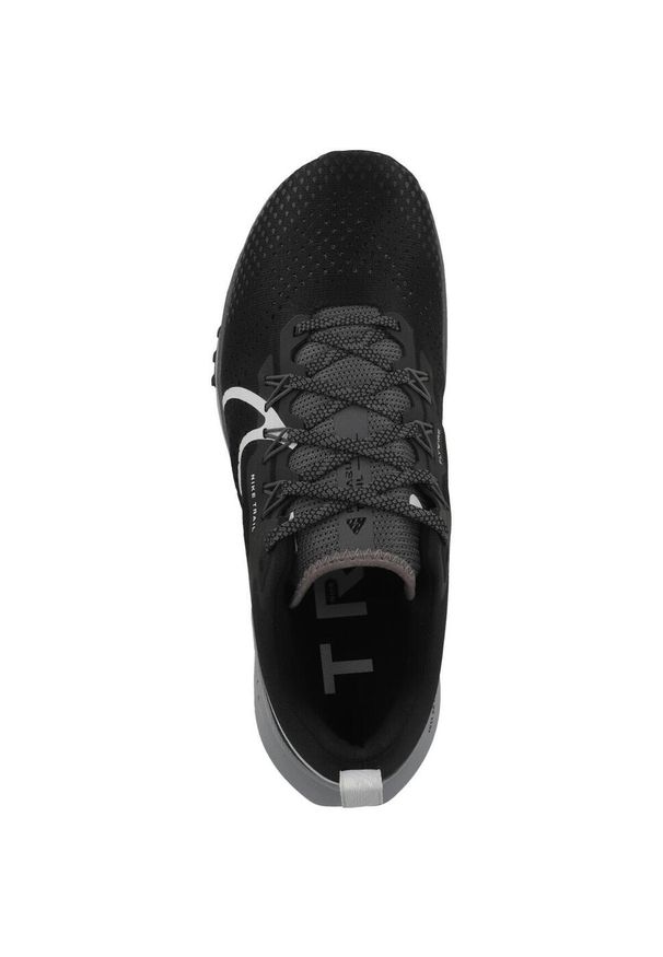 Buty do biegania męskie Nike React Pegasus Trail 4. Zapięcie: sznurówki. Kolor: biały, czarny, wielokolorowy. Materiał: syntetyk, tkanina, materiał. Szerokość cholewki: normalna