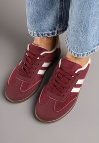 Born2be - Bordowe Sneakersy Ozdobione Paskami Nalierre. Okazja: na co dzień. Zapięcie: pasek. Kolor: czerwony. Materiał: jeans. Wzór: aplikacja