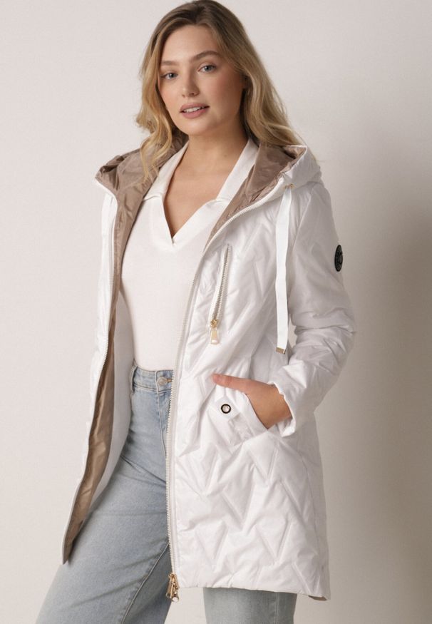 Born2be - Biała Pikowana Kurtka Przejściowa Parka z Kapturem o Długim Kroju z Ozdobą Isaline. Okazja: na co dzień. Typ kołnierza: kaptur. Kolor: biały. Materiał: poliester, dresówka. Długość: długie. Wzór: aplikacja. Styl: casual, klasyczny