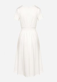 Born2be - Biała Taliowana Sukienka z Dekoltem na Zakładkę Quimadea. Okazja: na spotkanie biznesowe. Kolor: biały. Materiał: materiał. Wzór: aplikacja. Styl: elegancki, biznesowy #5