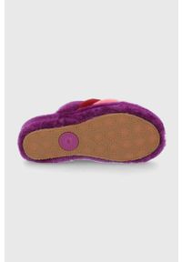 Ugg - UGG Kapcie wełniane kolor fioletowy. Nosek buta: okrągły. Kolor: fioletowy. Materiał: wełna #3