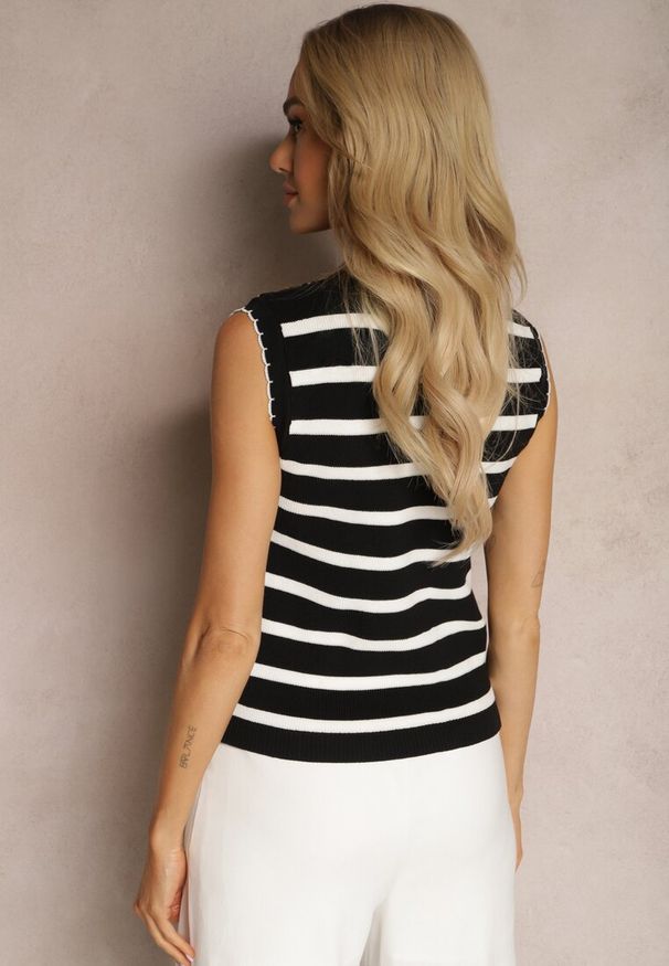 Renee - Czarna Dzianinowa Bluzka Top Ozdobiona Guzikami i Wzorem w Paseczki Xerenas. Okazja: do pracy, na spotkanie biznesowe. Kolor: czarny. Materiał: dzianina. Wzór: aplikacja. Styl: klasyczny, biznesowy, elegancki