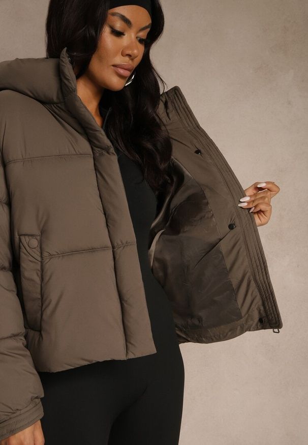 Renee - Ciemnozielona Kurtka Puffer z Pikowaniem Kapturem i Kieszonką przy Rękawie Galeida. Okazja: na spacer, na co dzień. Kolor: zielony. Materiał: jeans. Długość: krótkie. Styl: casual