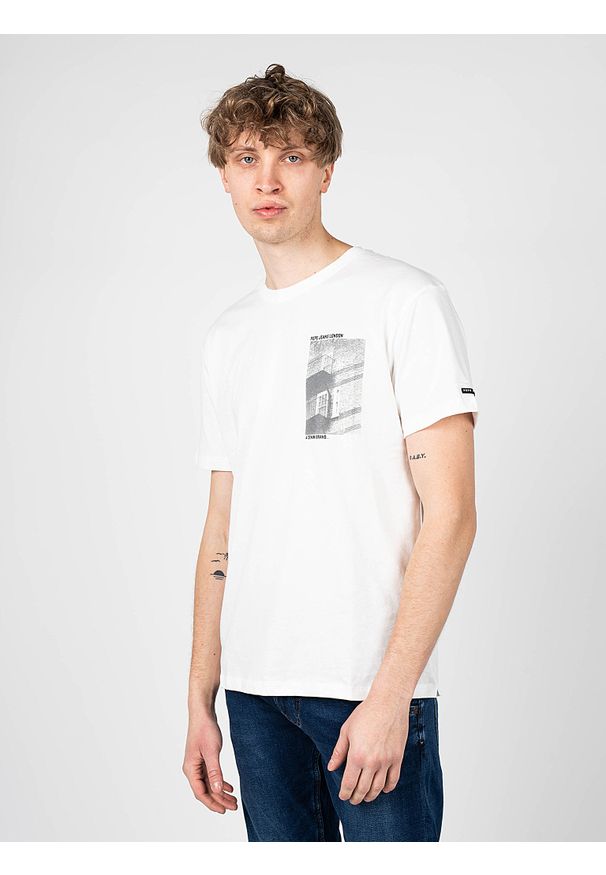Pepe Jeans T-shirt "Shye" | PM508495 | Shye | Mężczyzna | Biały. Okazja: na co dzień. Kolor: biały. Materiał: bawełna. Wzór: aplikacja, nadruk. Styl: casual
