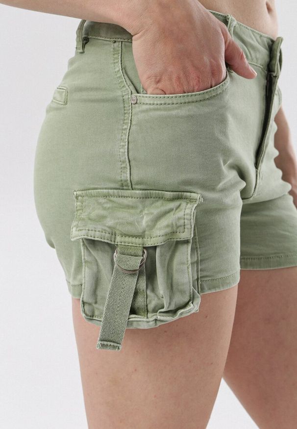Born2be - Zielone Szorty Vivialori. Okazja: na co dzień. Stan: podwyższony. Kolor: zielony. Materiał: jeans. Długość: długie. Styl: sportowy, casual