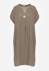 Born2be - Ciemnobeżowa Pudełkowa Sukienka z Lnem i Wiskozą Zdobiona Metalicznym Guzikiem Phisoth. Okazja: na co dzień, do pracy, na spotkanie biznesowe. Kolekcja: plus size. Kolor: beżowy. Materiał: wiskoza, len. Wzór: aplikacja. Sezon: lato. Typ sukienki: dla puszystych, proste. Styl: casual, biznesowy, elegancki #2