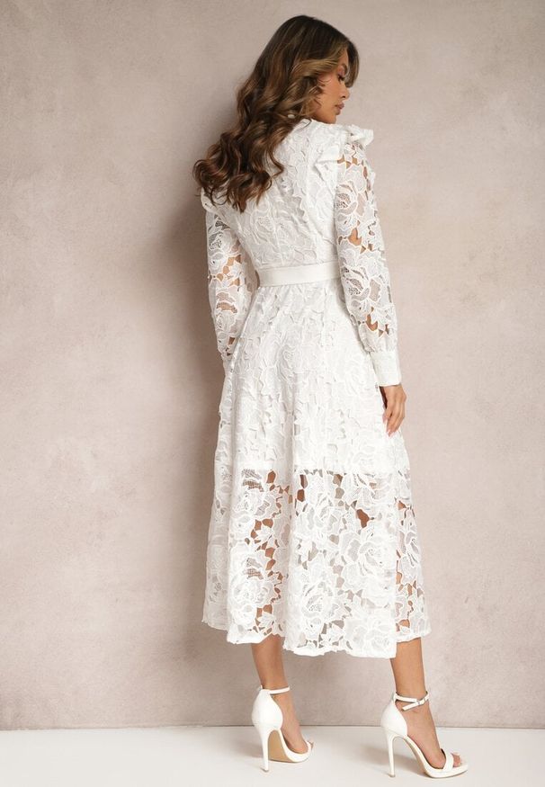 Renee - Biała Rozkloszowana Sukienka o Koszulowym Fasonie z Falbanką i Koronką Caramia. Okazja: na spotkanie biznesowe. Kolor: biały. Materiał: koronka. Wzór: koronka. Typ sukienki: koszulowe. Styl: biznesowy, klasyczny