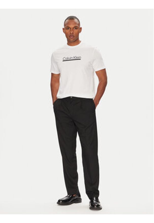 Calvin Klein T-Shirt Outline Tape Graphic LV04RC852G Biały Regular Fit. Kolor: biały. Materiał: bawełna