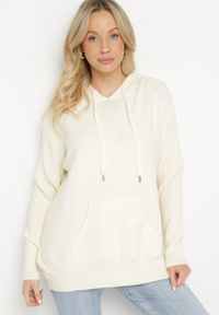 Born2be - Jasnobeżowy Sweter z Kapturem i Kieszenią z Domieszką Kaszmiru Neriele. Okazja: na co dzień. Typ kołnierza: kaptur. Kolor: beżowy. Materiał: kaszmir. Wzór: aplikacja. Styl: casual
