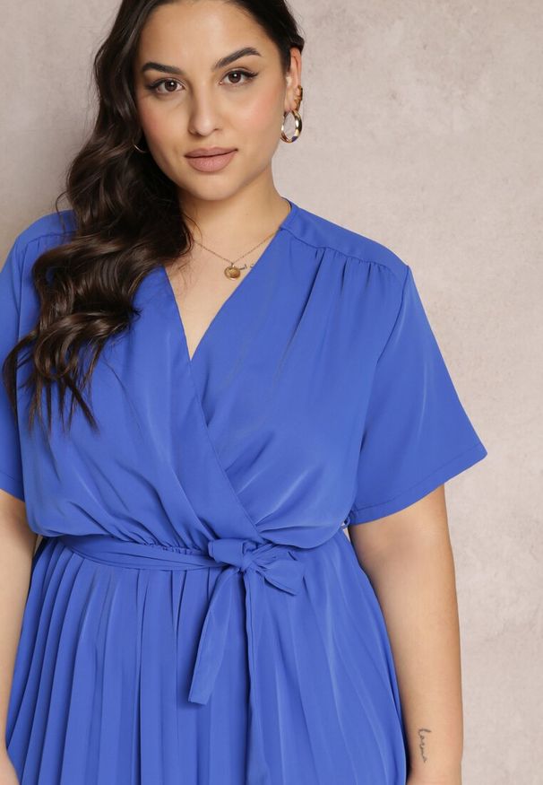 Renee - Niebieska Sukienka z Gumką w Pasie i Kopertowym Dekoltem Azrah. Kolor: niebieski. Typ sukienki: kopertowe. Długość: mini