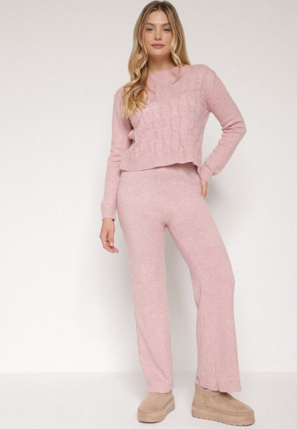Born2be - Jasnoróżowy Komplet z Wełną i Bawełną Sweter ze Splotem i Szerokie Spodnie Reinettia. Kolor: różowy. Materiał: wełna, bawełna. Wzór: ze splotem