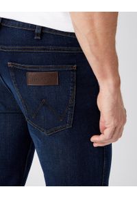 Wrangler - WRANGLER GREENSBORO MĘSKIE SPODNIE JEANSOWE BASALT BLUE W15QLR208 112145832 #5