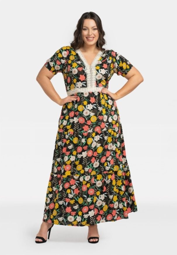 KARKO - Sukienka letnia w kwiaty boho maxi FLORA kolorowe kwiaty na czarnym tle. Okazja: na co dzień, na wesele, na plażę, na spacer, na ślub cywilny. Kolekcja: plus size. Kolor: czarny. Wzór: kolorowy, kwiaty. Typ sukienki: dla puszystych. Materiał: wiskoza, materiał, koronka, bawełna, tkanina, jeans. Długość rękawa: krótki rękaw. Sezon: lato. Styl: boho. Długość: maxi