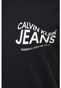 Calvin Klein Jeans t-shirt bawełniany kolor czarny z nadrukiem. Kolor: czarny. Materiał: bawełna. Długość rękawa: krótki rękaw. Długość: krótkie. Wzór: nadruk. Styl: klasyczny #3