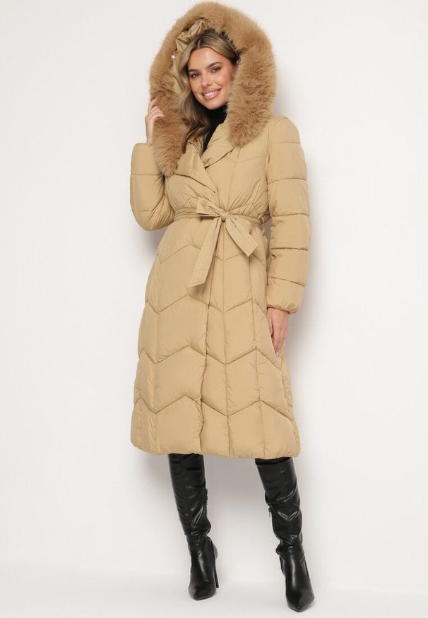 Born2be - Beżowa Pikowana Kurtka o Długim Kroju z Kapturem i Odpinanym Kołnierzem i Wiązaniem Vamimara. Okazja: do pracy, na co dzień. Typ kołnierza: kaptur. Kolor: beżowy. Materiał: dzianina, jeans. Długość rękawa: długi rękaw. Długość: długie. Styl: casual, elegancki