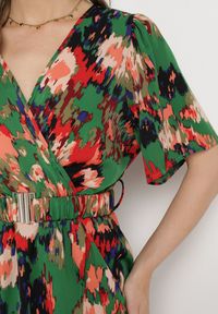 Born2be - Zielono-Czerwona Sukienka z Kopertowym Dekoltem i Asymetrycznym Dołem z Gumką w Talii Coralen. Okazja: na co dzień. Kolor: zielony. Typ sukienki: asymetryczne, kopertowe. Styl: casual, elegancki #6