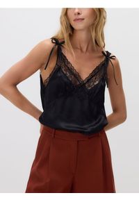 Reserved - Top z koronkowym zdobieniem - czarny. Kolor: czarny. Materiał: koronka. Wzór: aplikacja #1