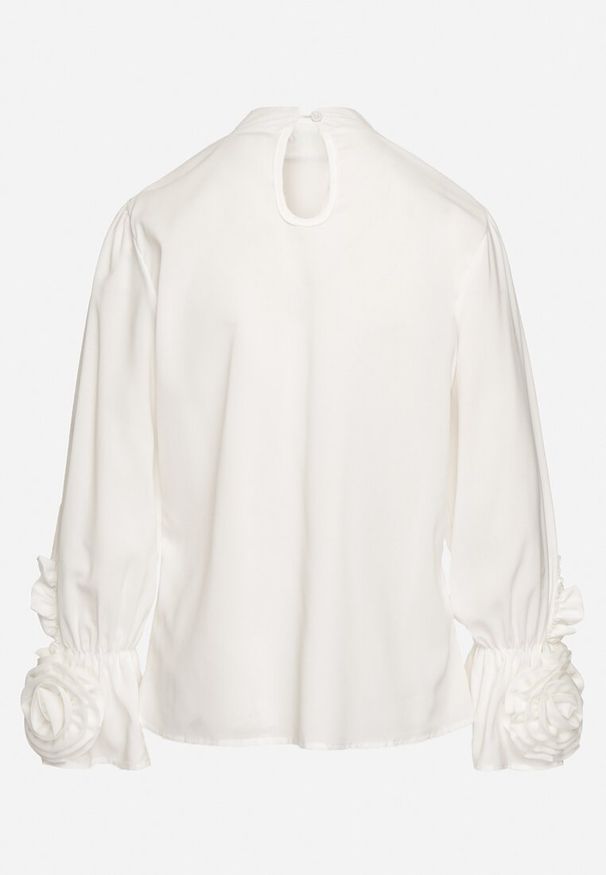 Born2be - Biała Bluzka z Bawełną i Kwiatową Aplikacją 3D Merissea. Okazja: na co dzień. Kolor: biały. Materiał: bawełna. Wzór: aplikacja, kwiaty. Styl: casual, elegancki