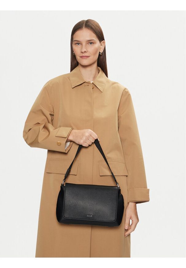 Calvin Klein Torebka Ck Must Top Handle Bag_Caviar K60K613085 Czarny. Kolor: czarny. Materiał: skórzane