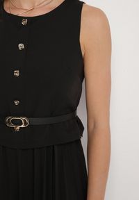 Born2be - Czarna Sukienka Bez Rękawów z Plisami i Paskiem z Klamrą Iffale. Okazja: na spacer, na co dzień. Kolor: czarny. Długość rękawa: bez rękawów. Styl: casual, klasyczny #4