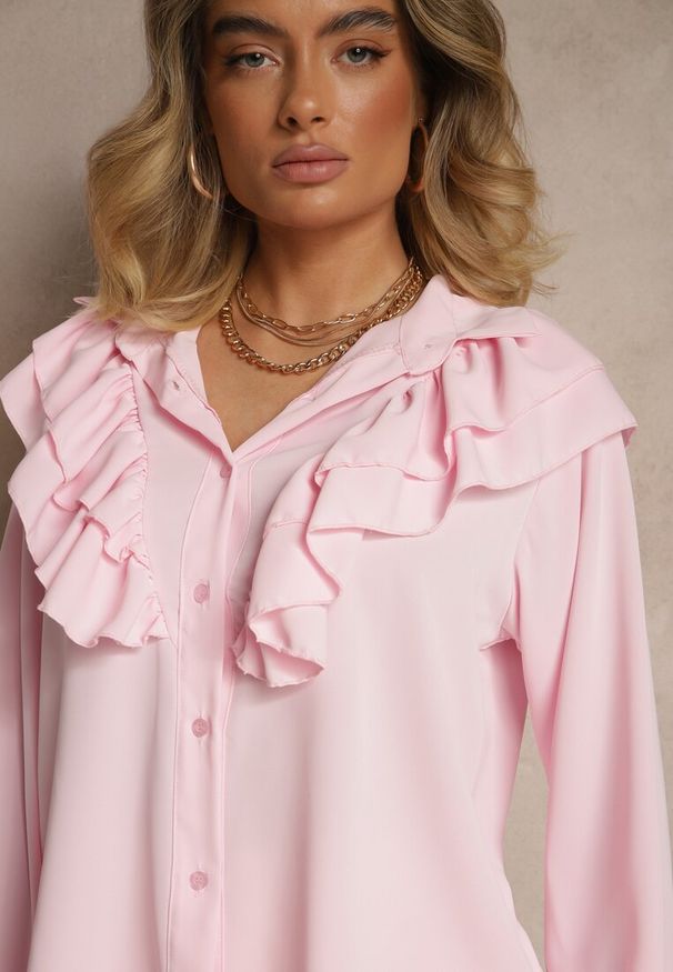 Renee - Różowa Koszula Ozdobiona Falbaną Kornella. Okazja: na co dzień. Typ kołnierza: kołnierzyk klasyczny. Kolor: różowy. Materiał: jeans. Wzór: aplikacja. Styl: klasyczny, elegancki, casual