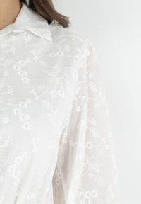 Born2be - Biała Bawełniana Sukienka Koszulowa Wiązana w Pasie Zdobiona Haftem Sealne. Kolor: biały. Materiał: bawełna. Wzór: aplikacja, haft. Typ sukienki: koszulowe. Styl: boho, wakacyjny #3