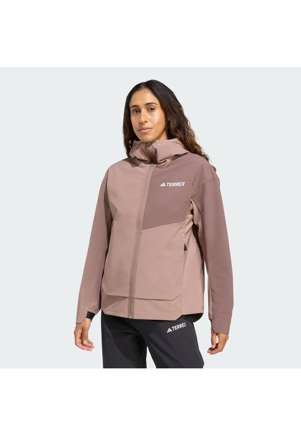 Adidas - Kurtka Terrex Multi Softshell. Kolor: brązowy. Materiał: softshell. Sport: turystyka piesza