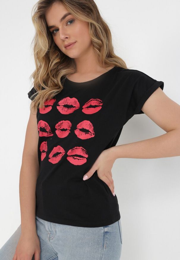 Born2be - Czarny T-shirt Hermora. Okazja: na co dzień. Kolor: czarny. Materiał: dzianina, bawełna. Długość rękawa: krótki rękaw. Długość: krótkie. Wzór: gładki, nadruk. Sezon: lato. Styl: casual, sportowy