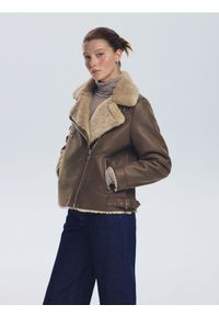 Reserved - Kożuch z imitacji skóry - beżowy. Kolor: beżowy. Materiał: skóra #1