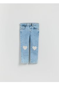 Reserved - Jeansy slim fit z nadrukiem - niebieski. Kolor: niebieski. Materiał: jeans. Wzór: nadruk