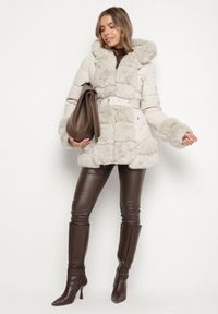 Born2be - Jasnobeżowa Taliowana Kurtka z Paskiem Kapturem i Ozdobnym Futrem Rainaria. Okazja: do pracy, na co dzień, na spotkanie biznesowe. Kolor: beżowy. Materiał: futro. Styl: casual, retro, elegancki, biznesowy #4