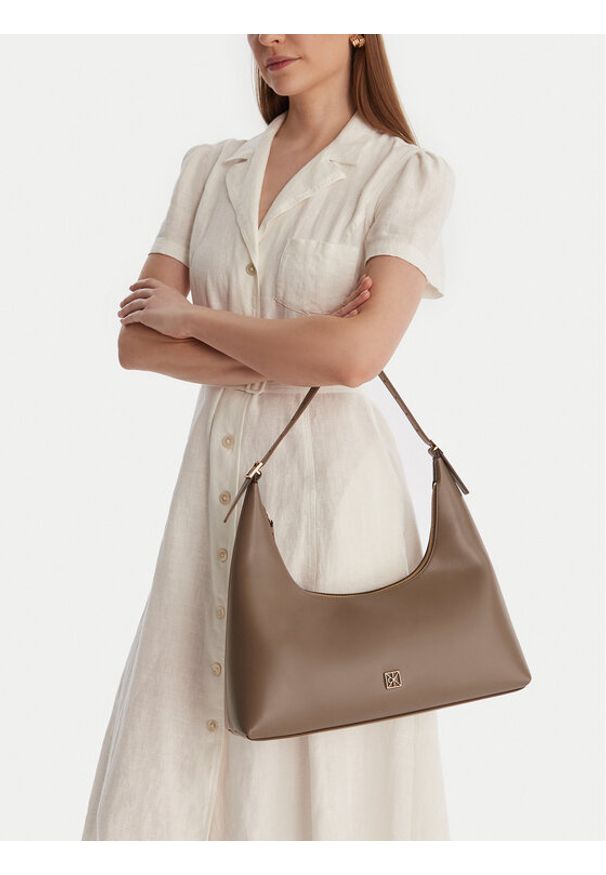 Calvin Klein Torebka Emblem Hw Lthr Shoulder Bag LV04F3262G Beżowy. Kolor: beżowy. Materiał: skórzane