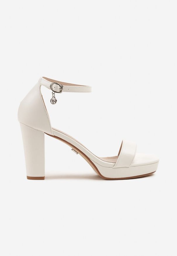 Renee - Białe Sandały Vices na Słupkowym Obcasie z Paskiem Wokół Kostki Maritira. Okazja: na co dzień. Zapięcie: pasek. Kolor: biały. Obcas: na obcasie. Styl: casual. Wysokość obcasa: średni