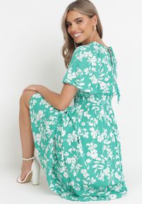Born2be - Zielona Wiskozowa Sukienka Maxi z Gumkami w Talii i Kopertowym Dekoltem Olemenia. Kolor: zielony. Materiał: wiskoza. Wzór: kwiaty. Typ sukienki: kopertowe. Długość: maxi #5