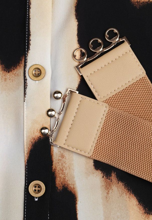 Renee - Beżowo-Czarna Koszulowa Sukienka w Panterkę Ozdobiona Paskiem Valentola. Okazja: na co dzień. Kolor: beżowy. Materiał: tkanina. Wzór: motyw zwierzęcy, aplikacja. Typ sukienki: koszulowe. Styl: casual, elegancki, klasyczny