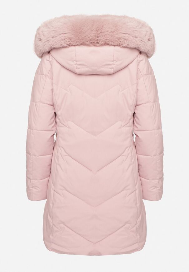 Born2be - Ciemnoróżowa Taliowana Kurtka z Pikowanymi Przeszyciami z Kapturem i Futerkiem Inalora. Okazja: na co dzień. Typ kołnierza: kaptur. Kolor: różowy. Materiał: futro. Długość rękawa: długi rękaw. Długość: długie. Wzór: aplikacja. Styl: casual, elegancki