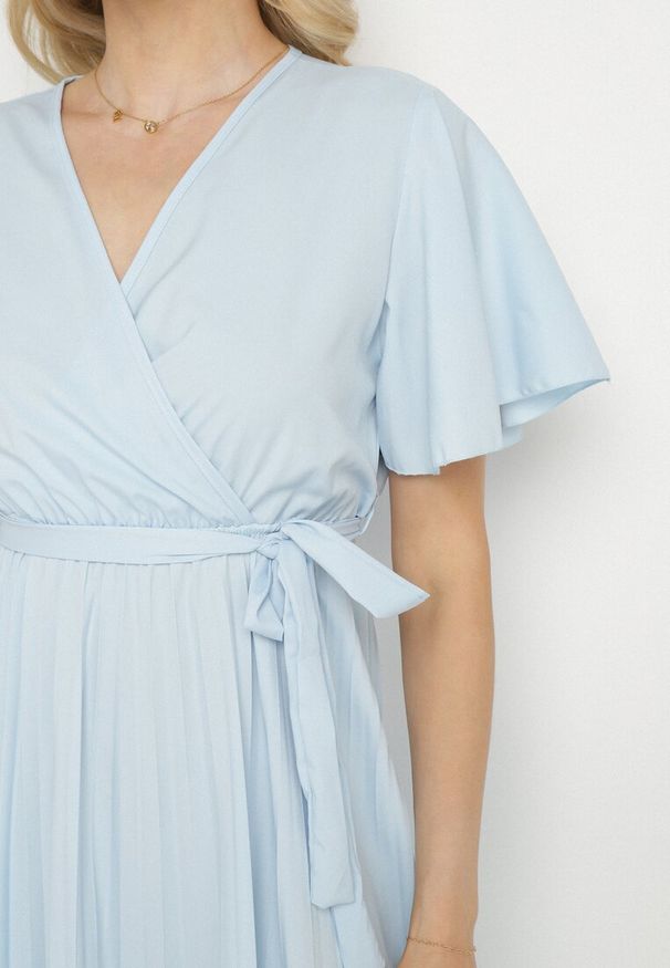 Born2be - Jasnoniebieska Sukienka Plisowana z Dekoltem w V z Paskiem w Talii Zolseki. Okazja: na co dzień. Kolor: niebieski. Styl: casual, klasyczny