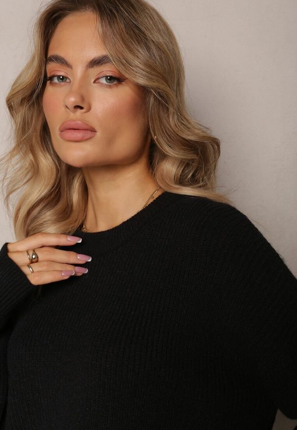 Renee - Czarny Dzianinowy Sweter z Okrągłym Dekoltem Aissorne. Okazja: na co dzień. Kolor: czarny. Materiał: dzianina. Wzór: aplikacja. Styl: klasyczny, casual, elegancki