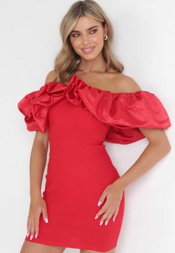 Born2be - Czerwona Sukienka Dopasowana z Falbanami Acore. Okazja: na imprezę. Kolor: czerwony. Styl: elegancki