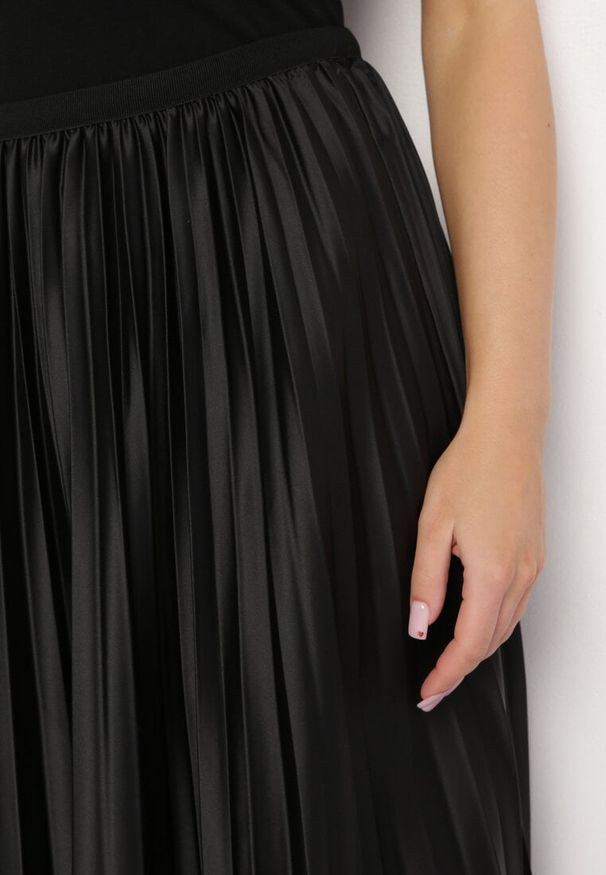 Born2be - Czarna Spódnica Plisowana z Gumką w Pasie Orielin. Kolor: czarny. Materiał: satyna, koronka. Styl: elegancki
