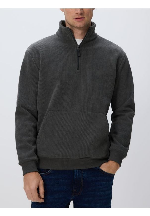 Reserved - Bluza z wysoką stójką - jasny zielony. Typ kołnierza: kołnierzyk stójkowy. Kolor: zielony. Materiał: dzianina