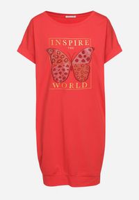 Born2be - Czerwona Sukienka w Stylu T-Shirt z Nadrukiem Ozdobionym Cyrkoniami Kelifea. Okazja: na co dzień. Kolor: czerwony. Długość rękawa: krótki rękaw. Wzór: aplikacja, nadruk. Typ sukienki: proste. Styl: casual, elegancki #6