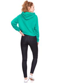 Wrangler - BLUZA WRANGLER DAMSKA CROP HOODIE SPECTRA GREEN W6068IGWB. Typ kołnierza: kaptur. Wzór: nadruk #6